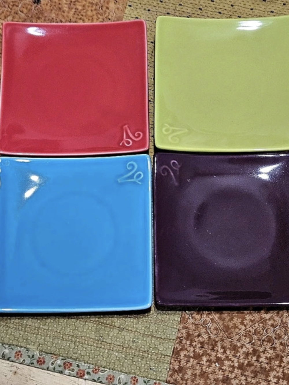 Velata Square Dinner Plates Set of 4 in Green & Red